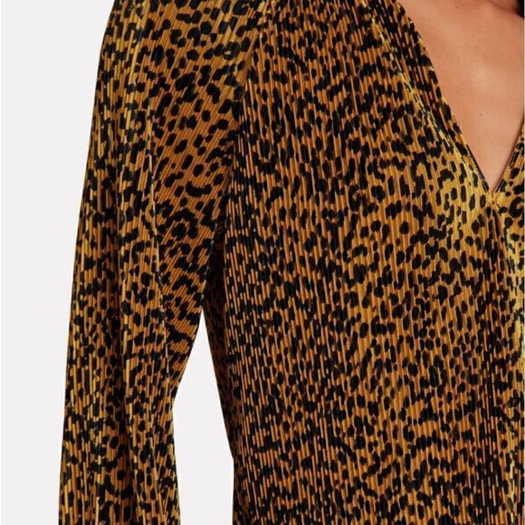 Saylor Primrose Cheetah Plissé Blouse - Picture 3 of 13
